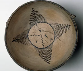Cochiti Pueblo Ritualschale mit Sonne, Vögeln, Wolken, Blitz und Regen, ca. 1890
